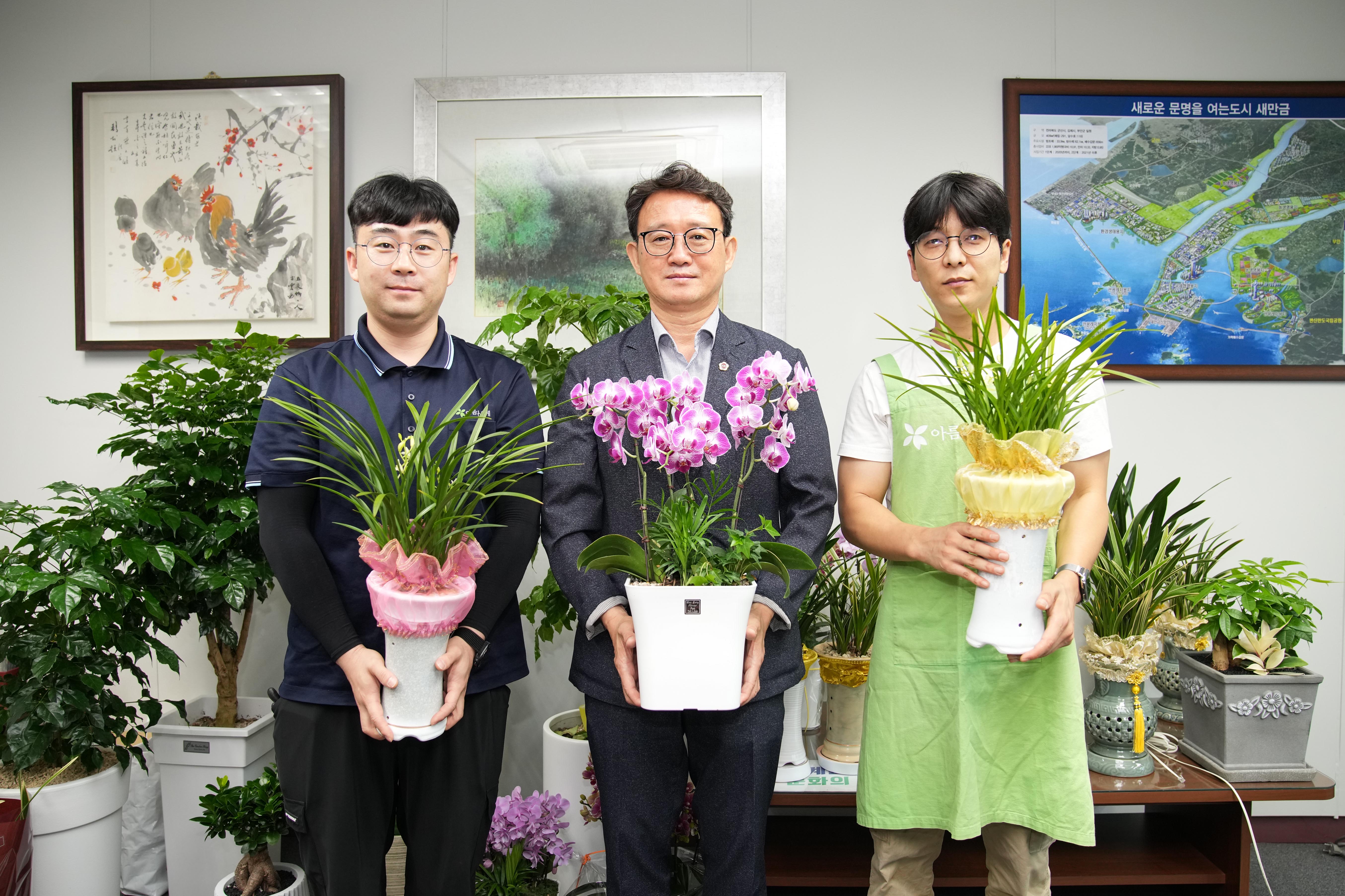 김성수 도의회 문화안전소방위원장, 축하 화분 기증으로 나눔 실천 2