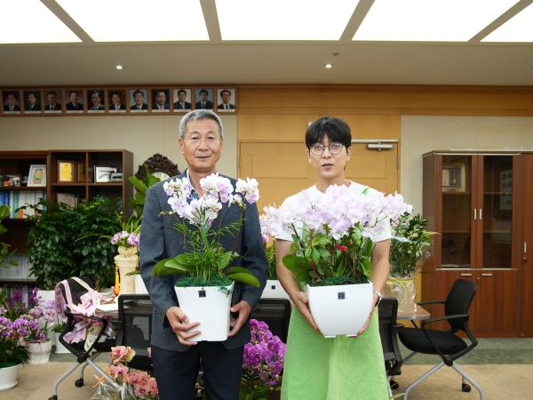 박정규 도의회 제2부의장, 취임 축하 화분 아름다운 가게에 기증 2