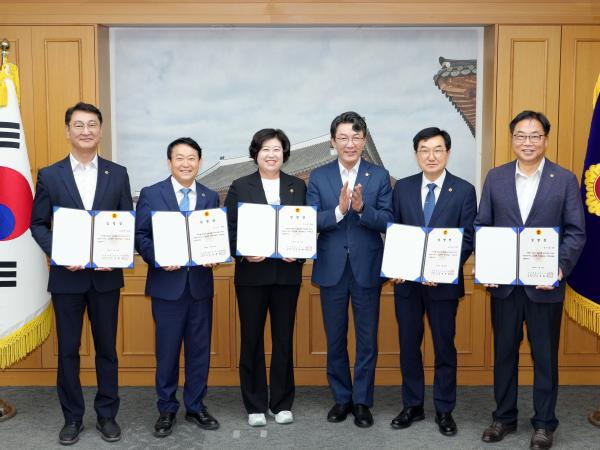 도의회 더불어민주당 원내대표단, 감사패 전달 및 임명장 수여식 개최 2