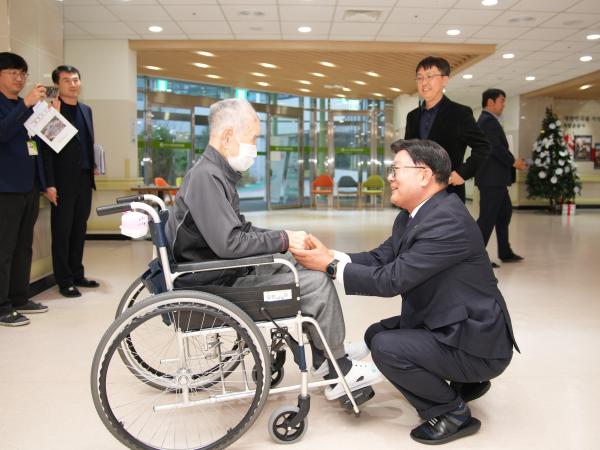 문승우 전북도의회의장, 전북유일 생존애국지사 위문 2