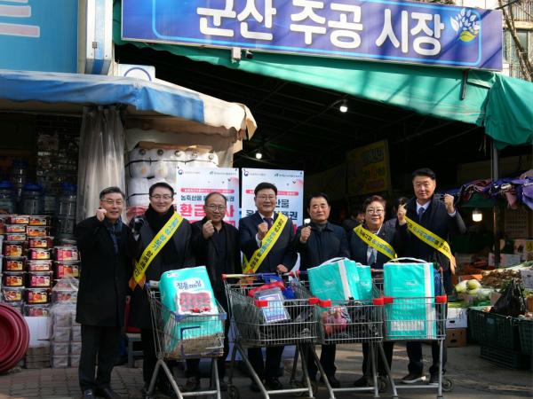 전북특별자치도의회, 설맞이 전통시장 방문 2