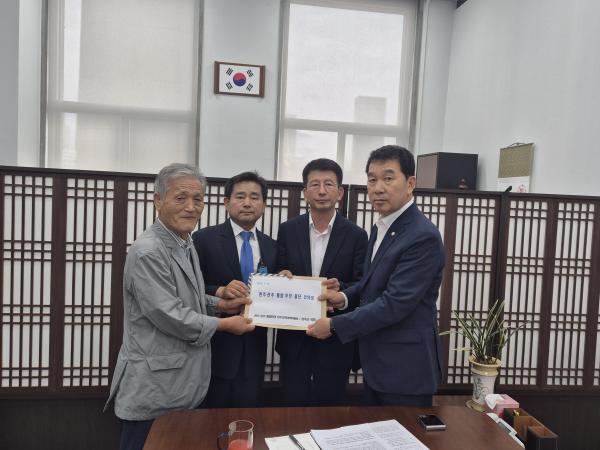 권요안 의원, 국회 행정안전위원회 신정훈 위원장에게 ‘완주-전주 통합 추진 중단 건의문’전달 2