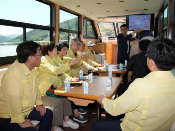 도의회 농업복지환경위원회, 옥정호 녹조 현장·보건환경연구원 찾아… 환경안전 실태 점검 3