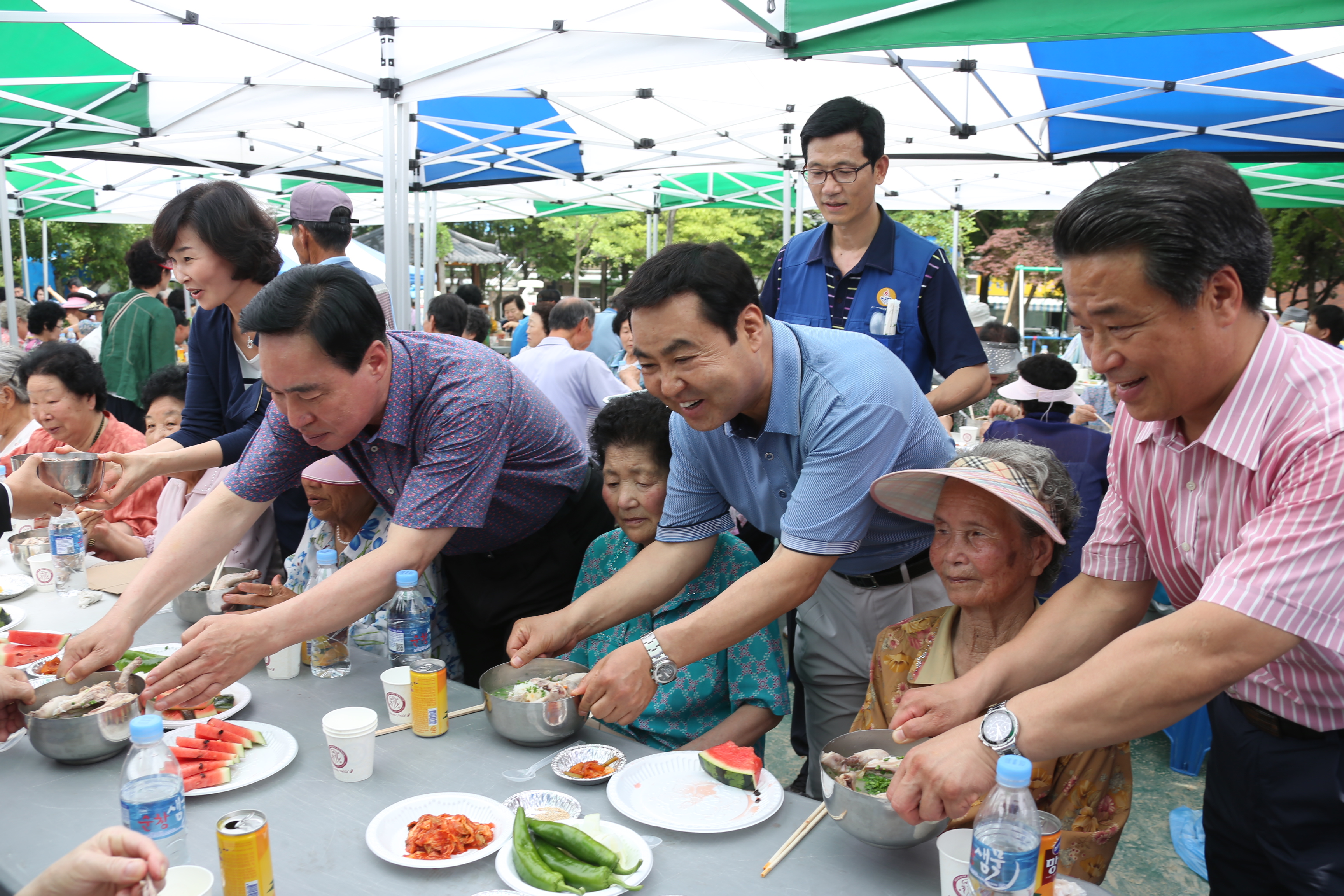 최진호 도의장 및 도의원, 삼계탕 배식봉사활동 3