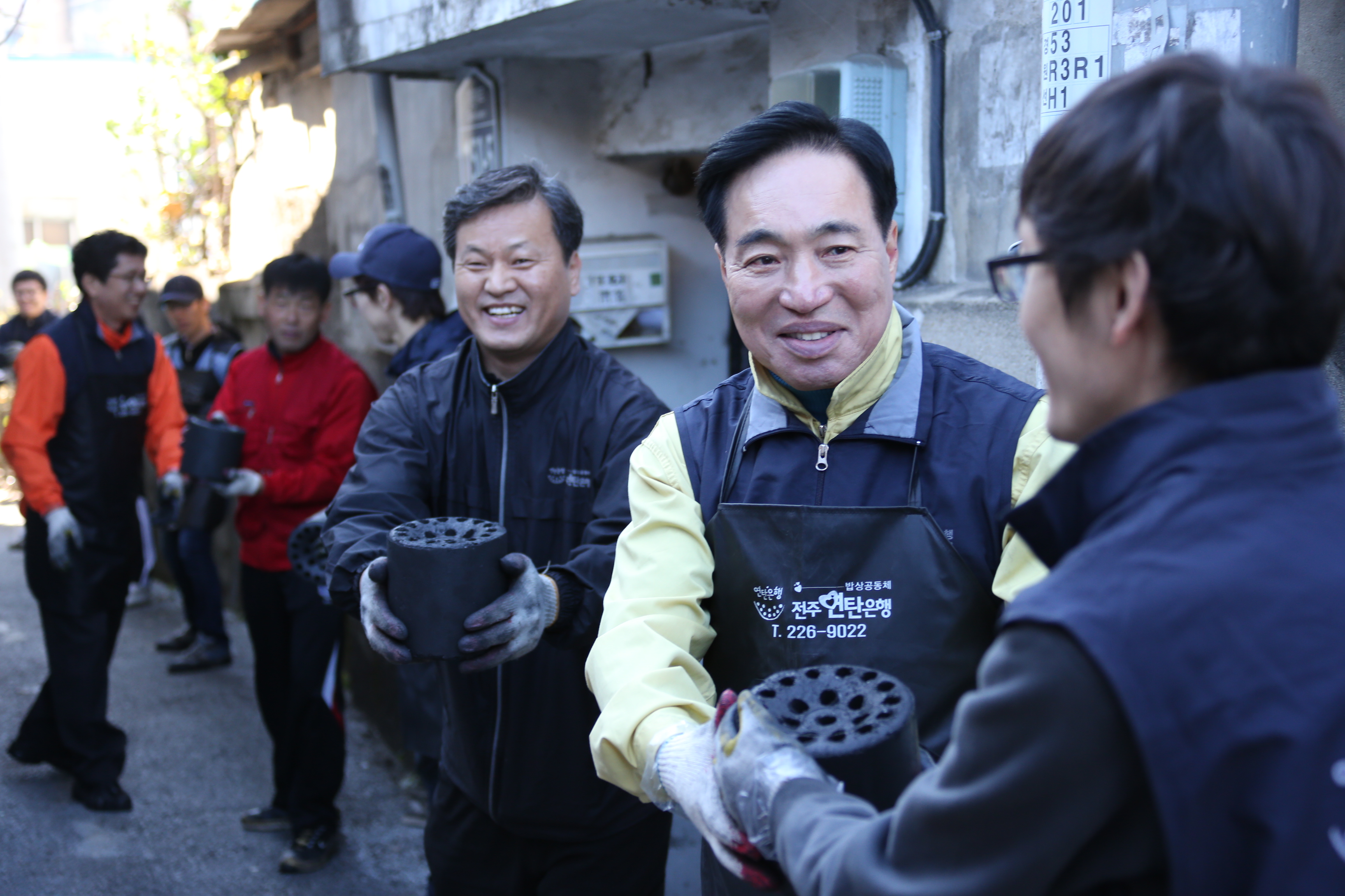 최진호 도의장, ‘사랑의 연탄배달부’변신 2