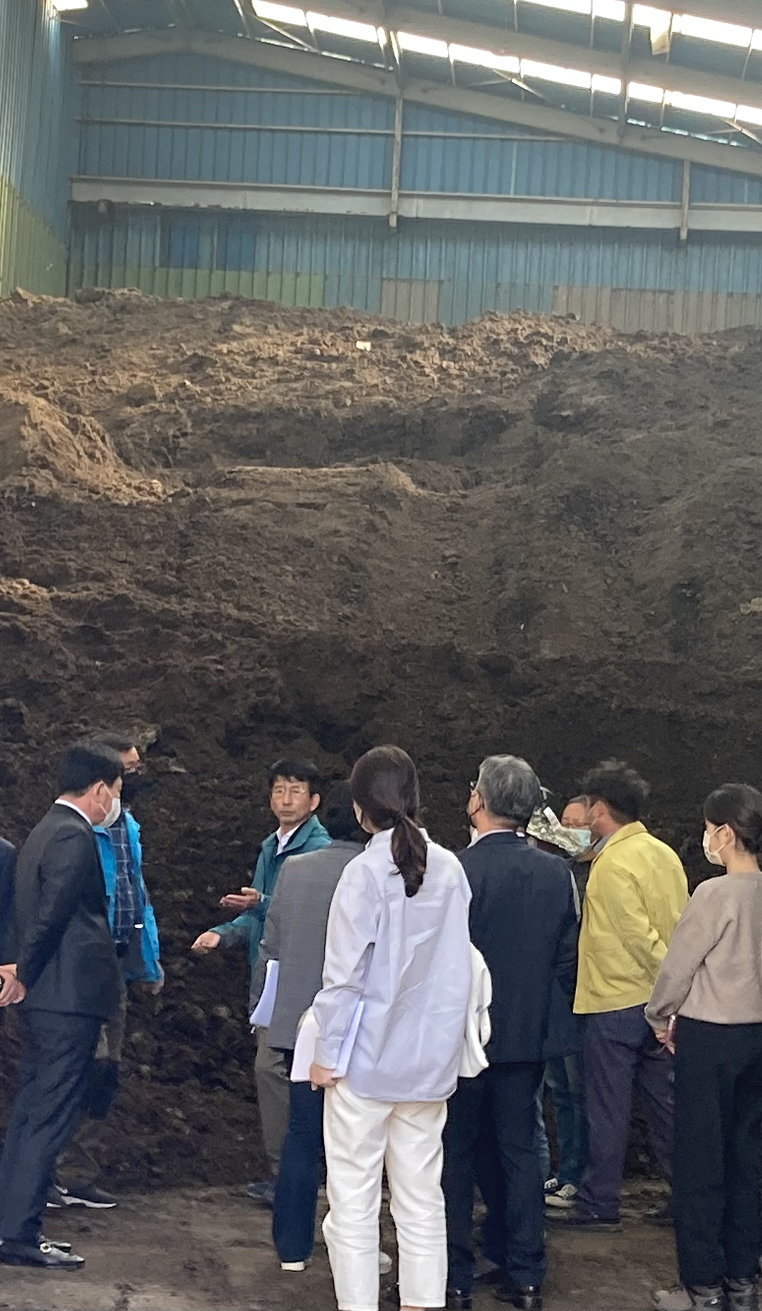 권요안 의원, 완주 비봉 악취배출 밀집지역 합동점검 2