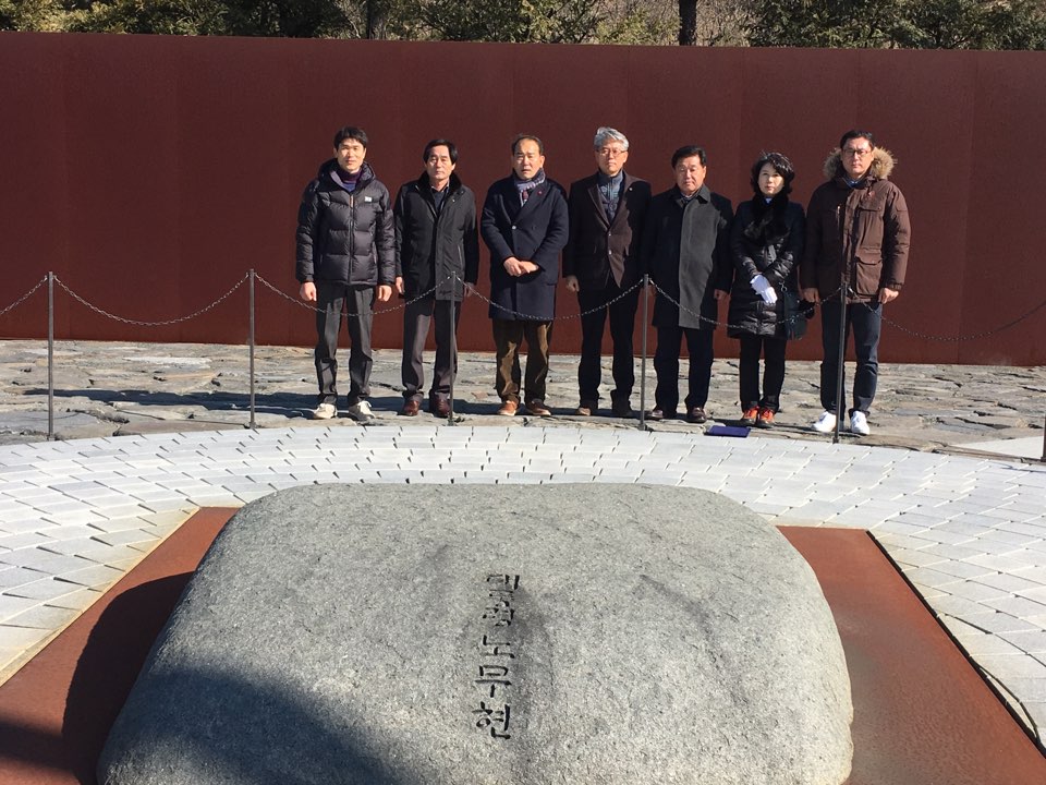 전라북도의회 박재만 원내대표 등 고 노무현 대통령 생가 방문 헌화·참배 3