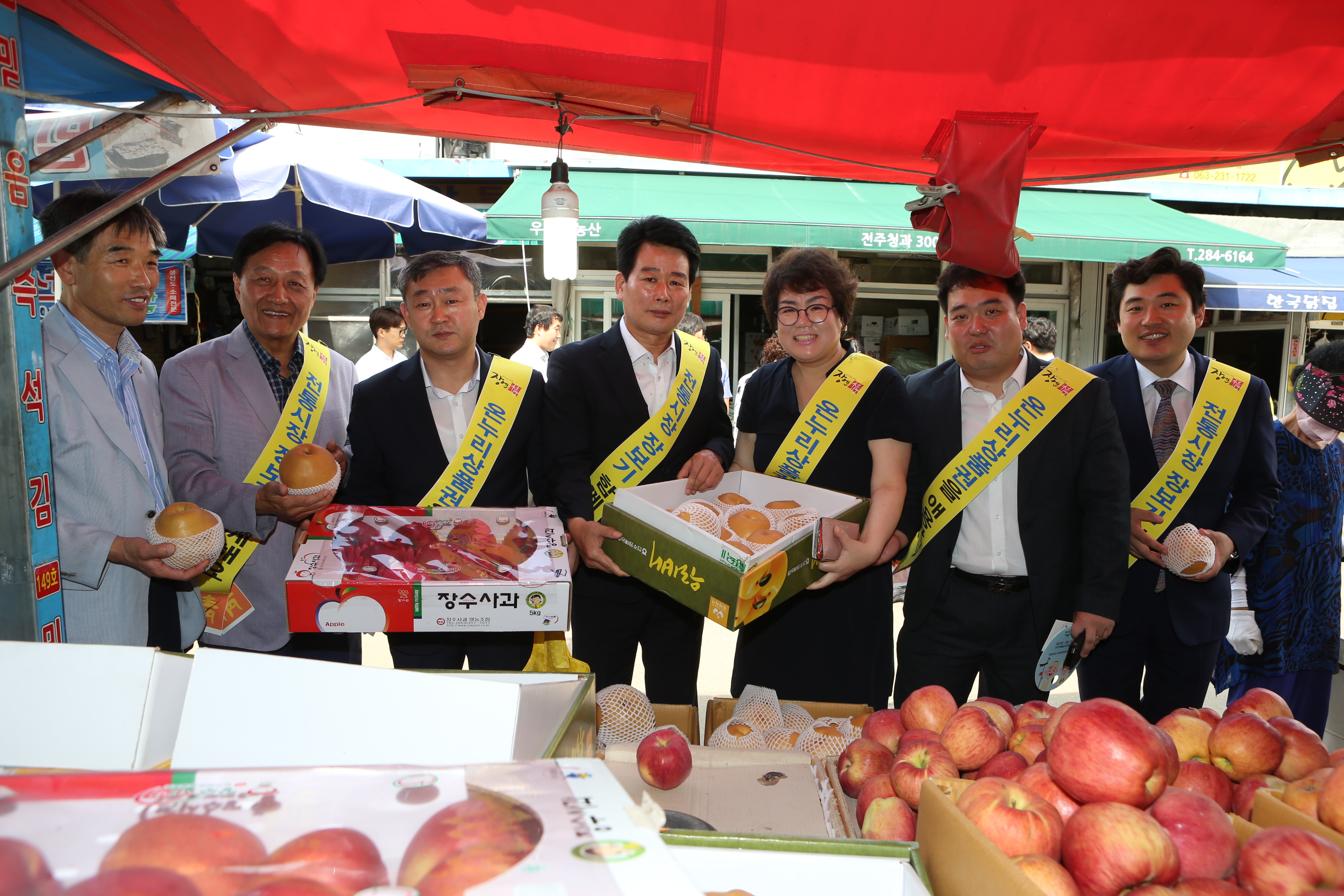 도의회, 전통시장서 장보기...사회복지시설 위문 2