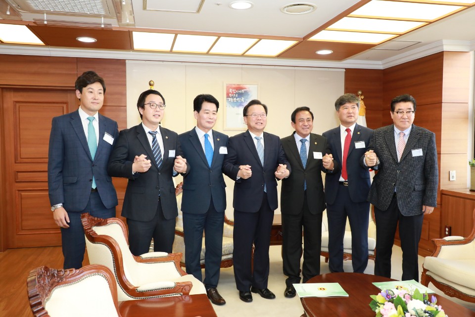 황현 도의장,‘지방분권형 개헌 및 지방의회 발전방안’건의 2