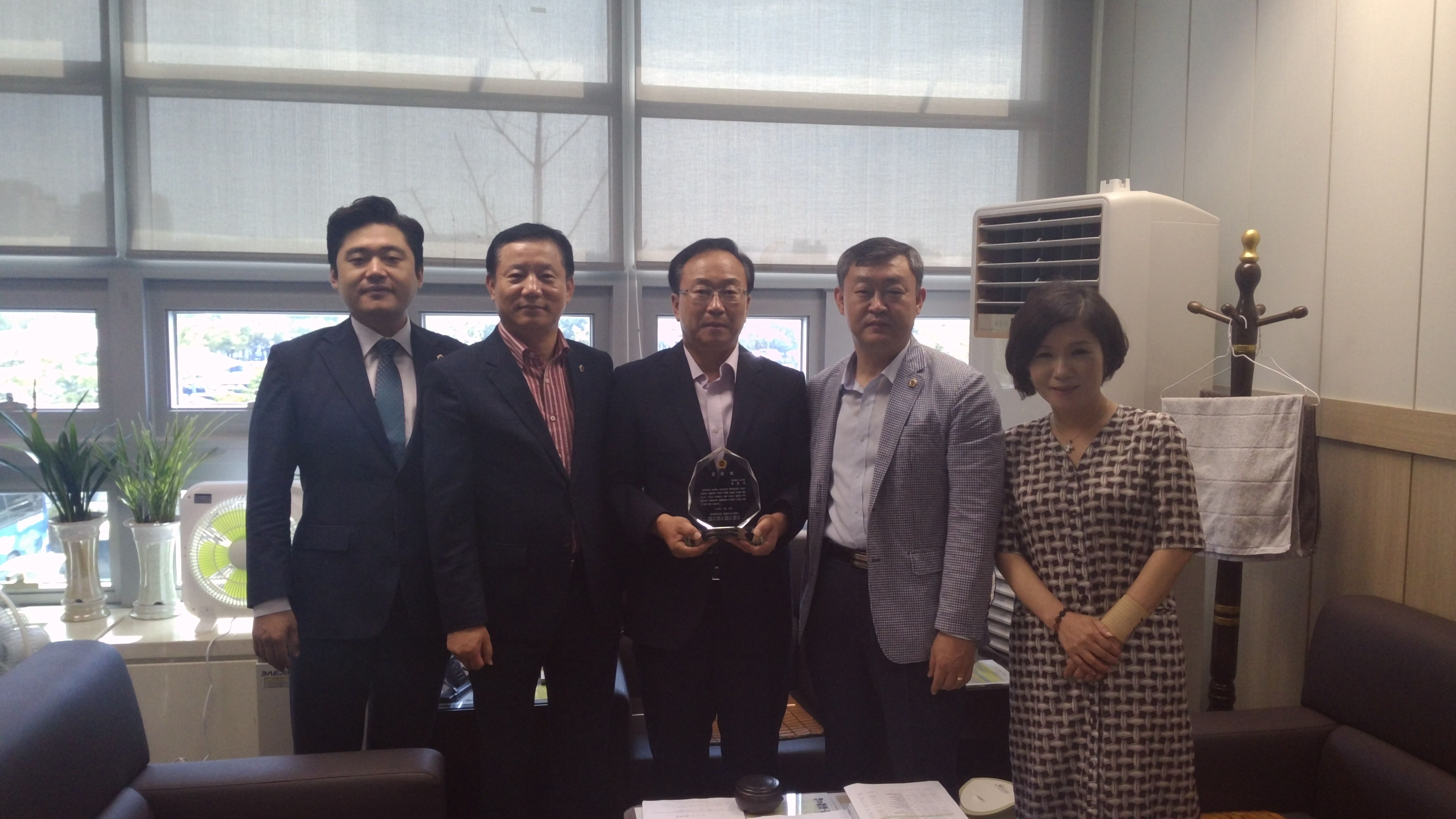 도의회 행정자치위, 김용배 전 감사관에 공로패 전달 2