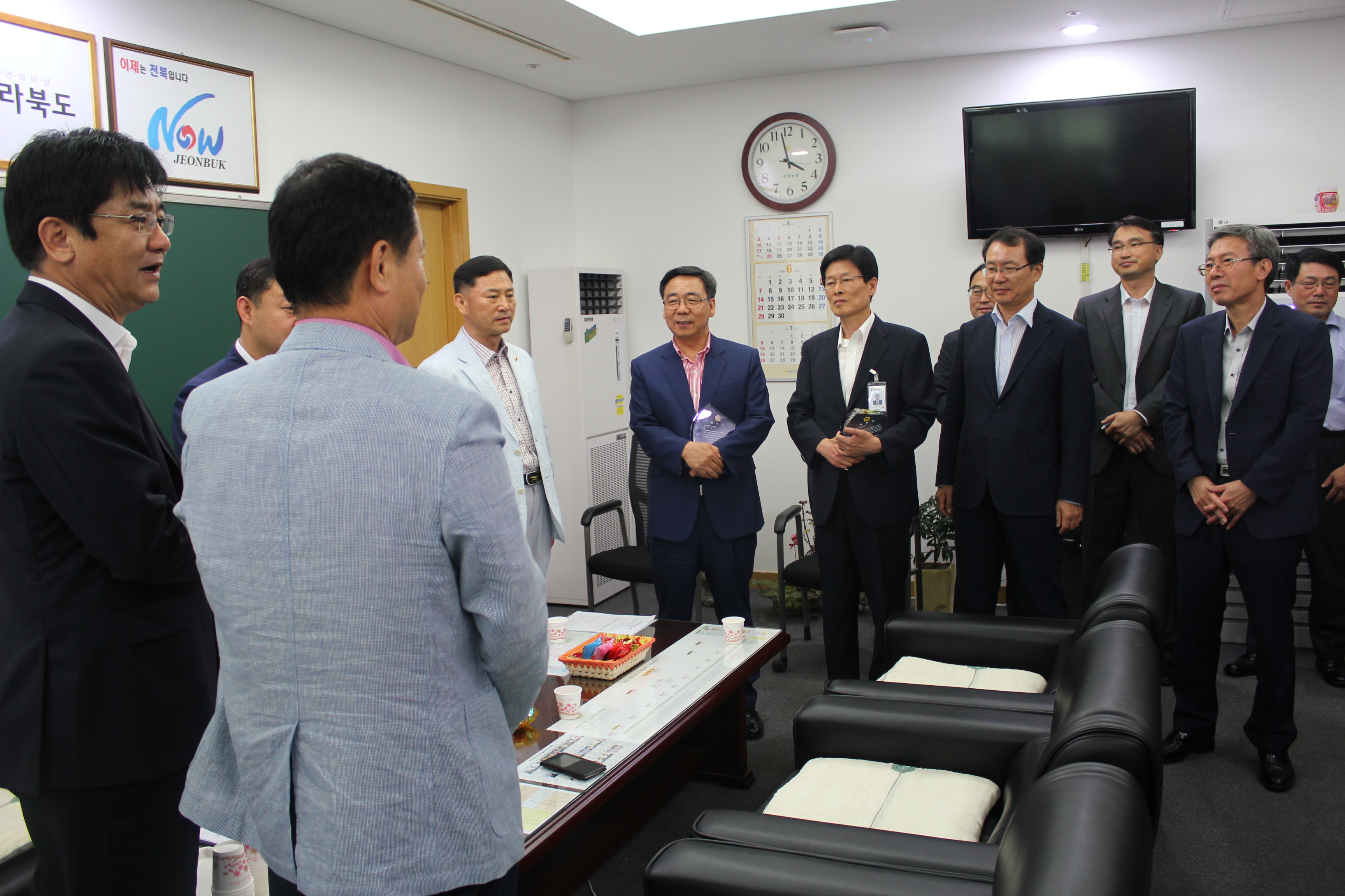 도의회 행정자치위, 퇴직 공무원 감사패 수여 훈훈 3