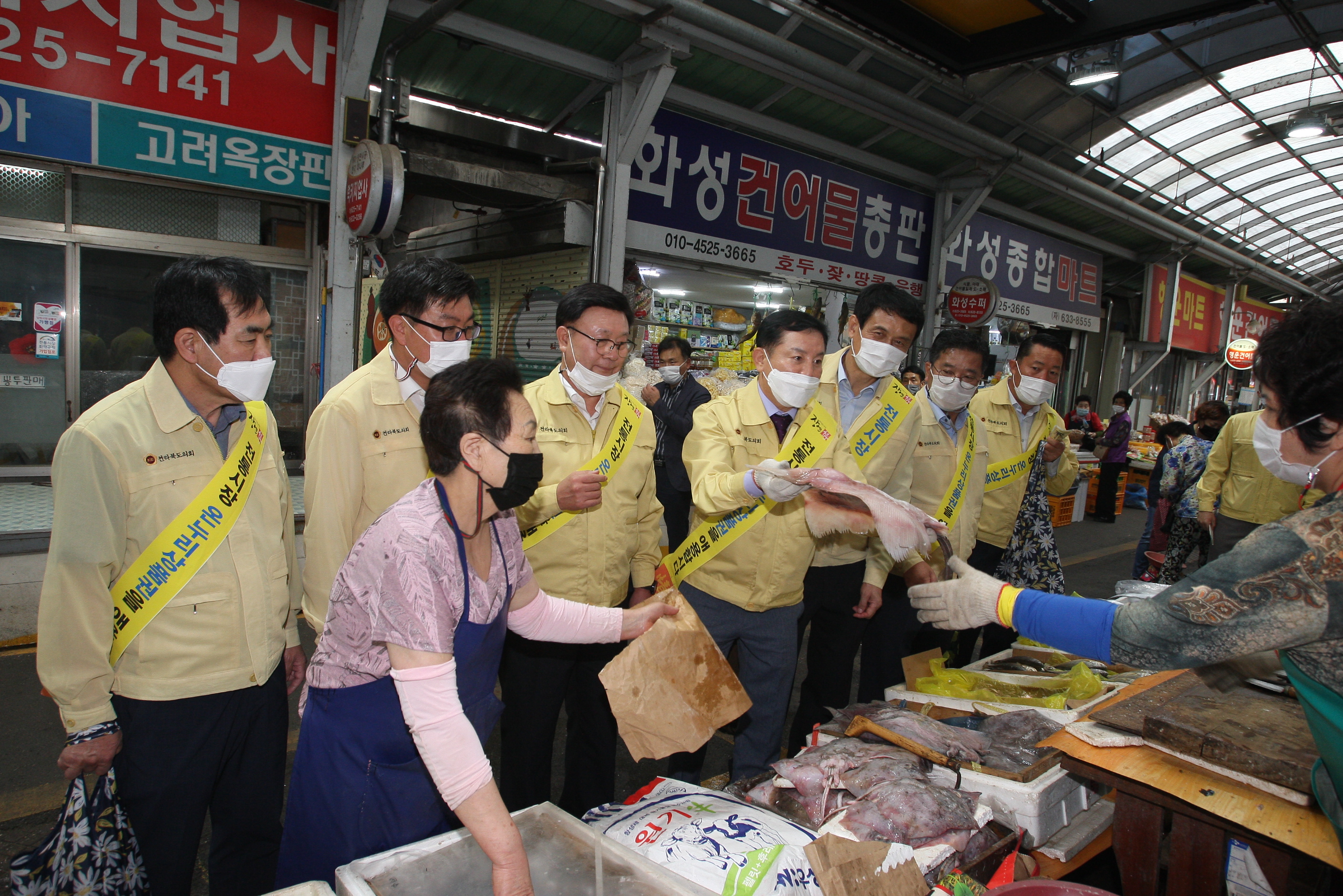 전북도의회 전통시장 장보기·의료진 격려 2