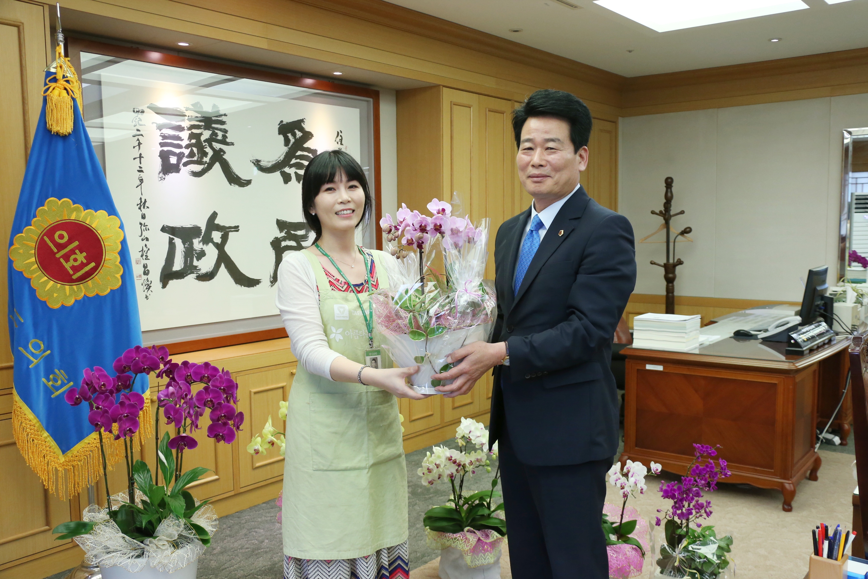 황현 도의장, 축하화분 아름다운가게 기증 2