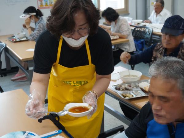 최영심 의원, 어르신 위한 삼계탕 나눔 봉사활동 참여 3