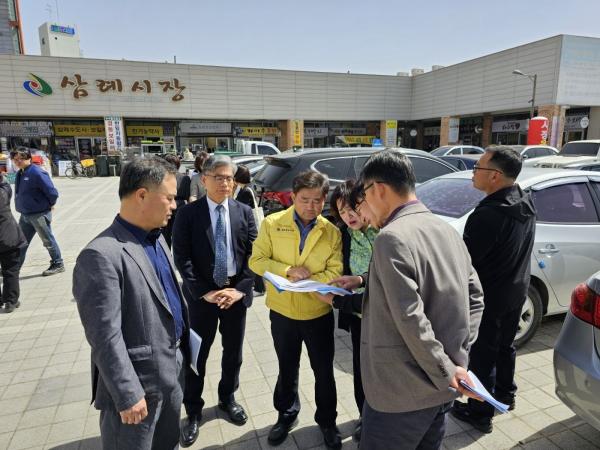 윤수봉 의원, 완주 삼례시장 비가림막 설치 및 광장조성사업 현장 점검 2