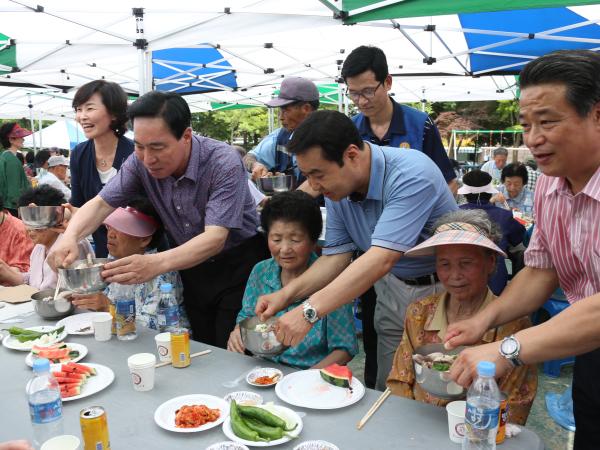최진호 도의장 및 도의원, 삼계탕 배식봉사활동 2