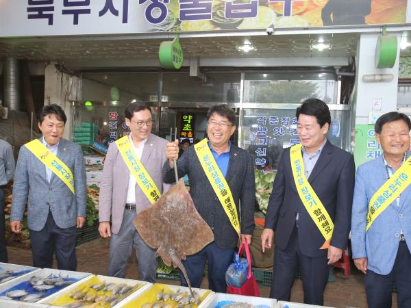 전북도의회, 전통시장 장보기 및 복지시설 위문 3