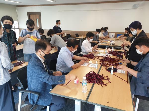 도의회 환경복지위, 노인회 도 연합회에 마스크스트랩 전달 3