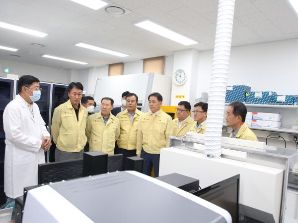 도의회 환경복지위원회,전북도 수산물안전센터센터 방문 2