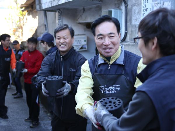 최진호 도의장, ‘사랑의 연탄배달부’변신 2