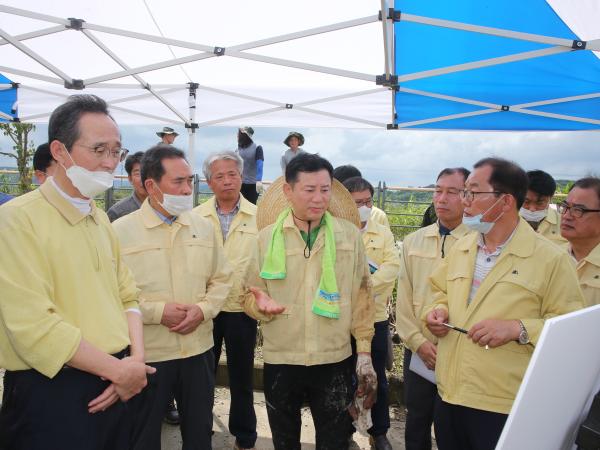 도의회, 폭우피해현장 일손 지원 3