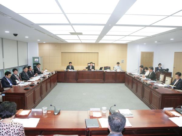 도민과 호흡, 박수치고 박수 받는 의회 확립 2