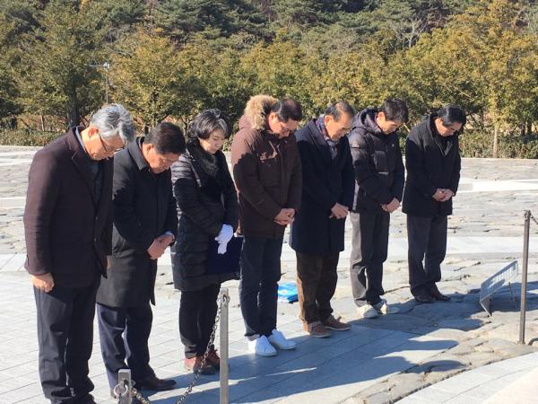 전라북도의회 박재만 원내대표 등 고 노무현 대통령 생가 방문 헌화·참배 2