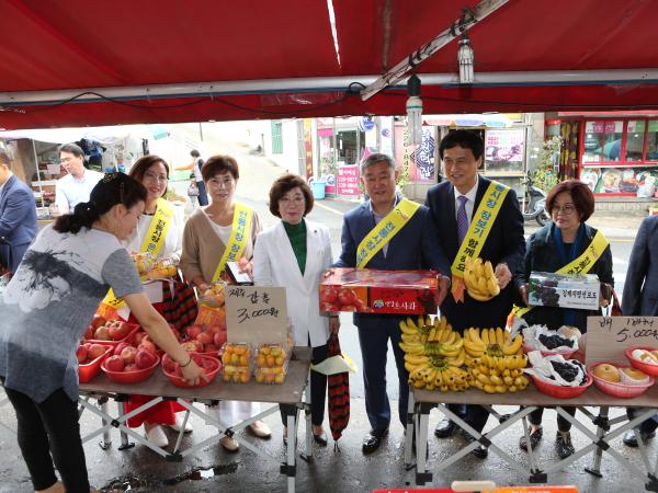 전북도의회, 전통시장 장보기 및 복지시설 위문 3