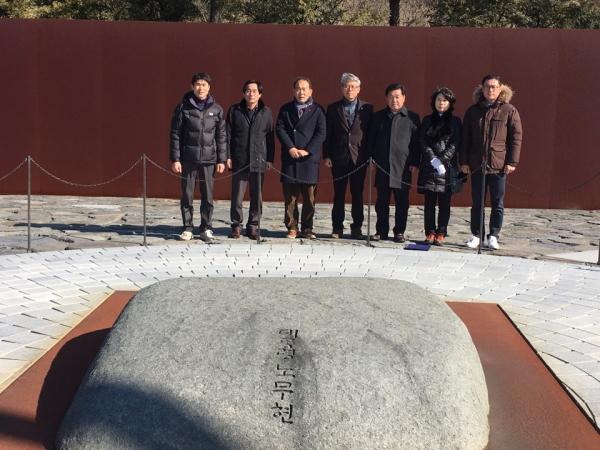 전라북도의회 박재만 원내대표 등 고 노무현 대통령 생가 방문 헌화·참배 3