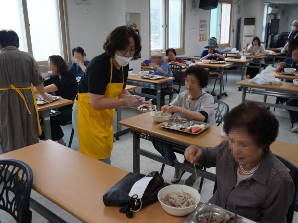 최영심 의원, 어르신 위한 삼계탕 나눔 봉사활동 참여 2