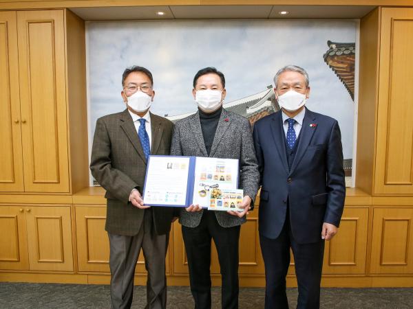 송지용 도의장, 크리스마스 씰 증정 및 성금 전달 2