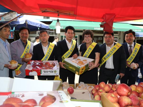 도의회, 전통시장서 장보기...사회복지시설 위문 2