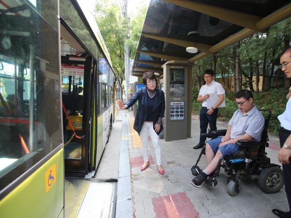 최은희 도의원, 저상버스정류장 실태점검 나서 2