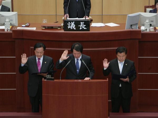 ‘4.11 보선’ 당선 도의원 3명 선서 2