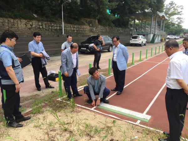 도의회 교육위, 납 검출 우레탄 학교, 현장조사 펼쳐 2