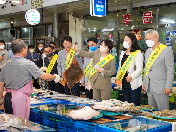 전북도의회, 전통시장 장보기 및 복지시설 위문 2