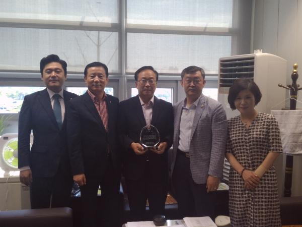 도의회 행정자치위, 김용배 전 감사관에 공로패 전달 2