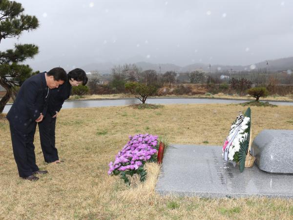 양용모 도의장, 고 이경해 열사 묘역 참배 3