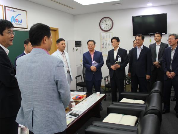 도의회 행정자치위, 퇴직 공무원 감사패 수여 훈훈 3