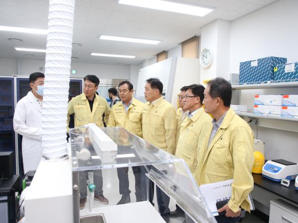 도의회 환경복지위원회,전북도 수산물안전센터센터 방문 3