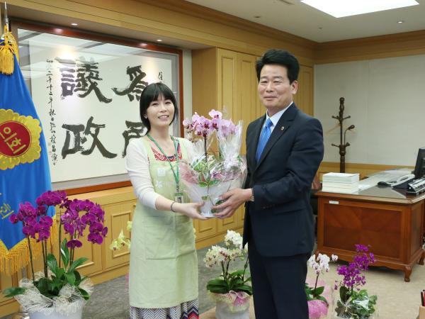 황현 도의장, 축하화분 아름다운가게 기증 2