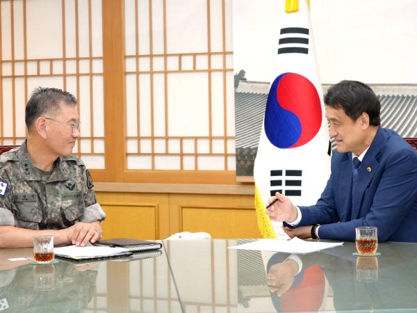 26.08.12. 김희수 의장, 김광석 35사단장과 안보 간담회  2