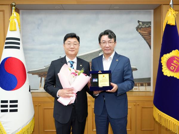 26.07.30. 12대 하반기 원내대표 감사패 증정식 및 13대 전반기 원내대표단 위촉식 3