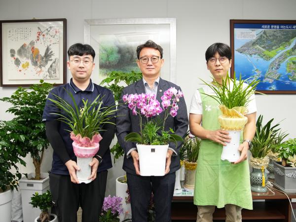 26.07.03. 김성수 문화안전소방위원장 축하화분 기부