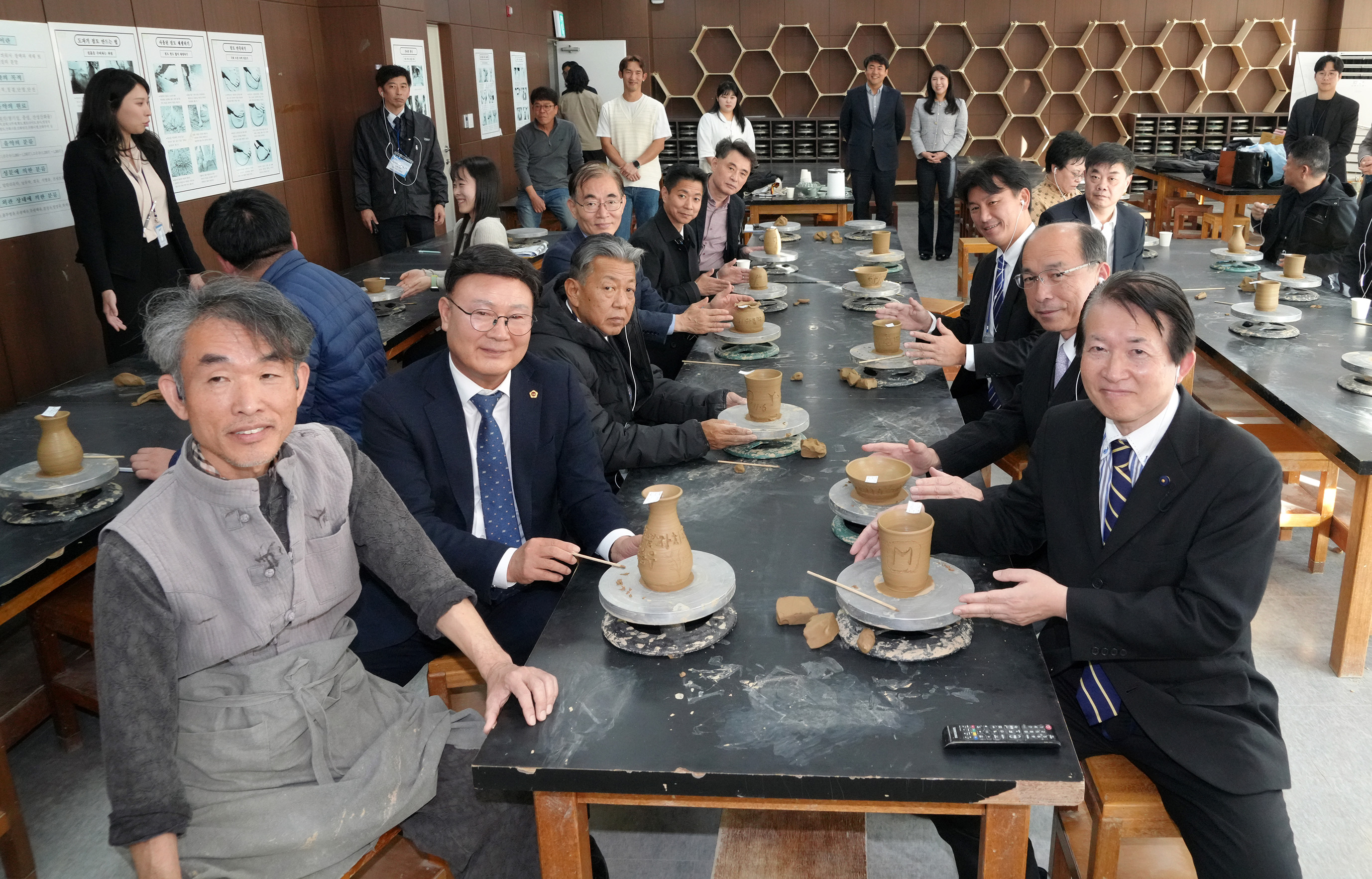 24.11.06. 한중일지방의회 협력 포럼 부안 청자방물관 방문 3