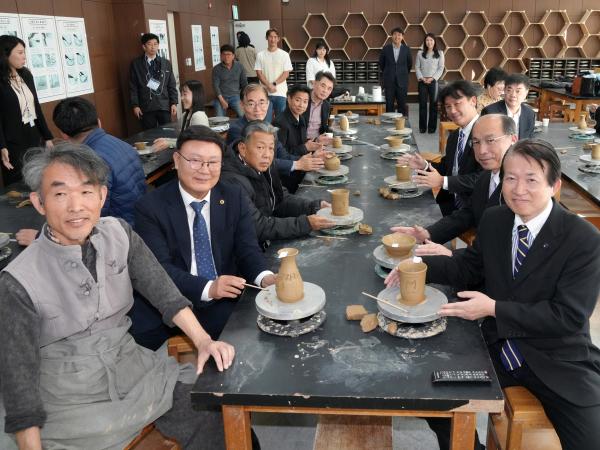 24.11.06. 한중일지방의회 협력 포럼 부안 청자방물관 방문 3