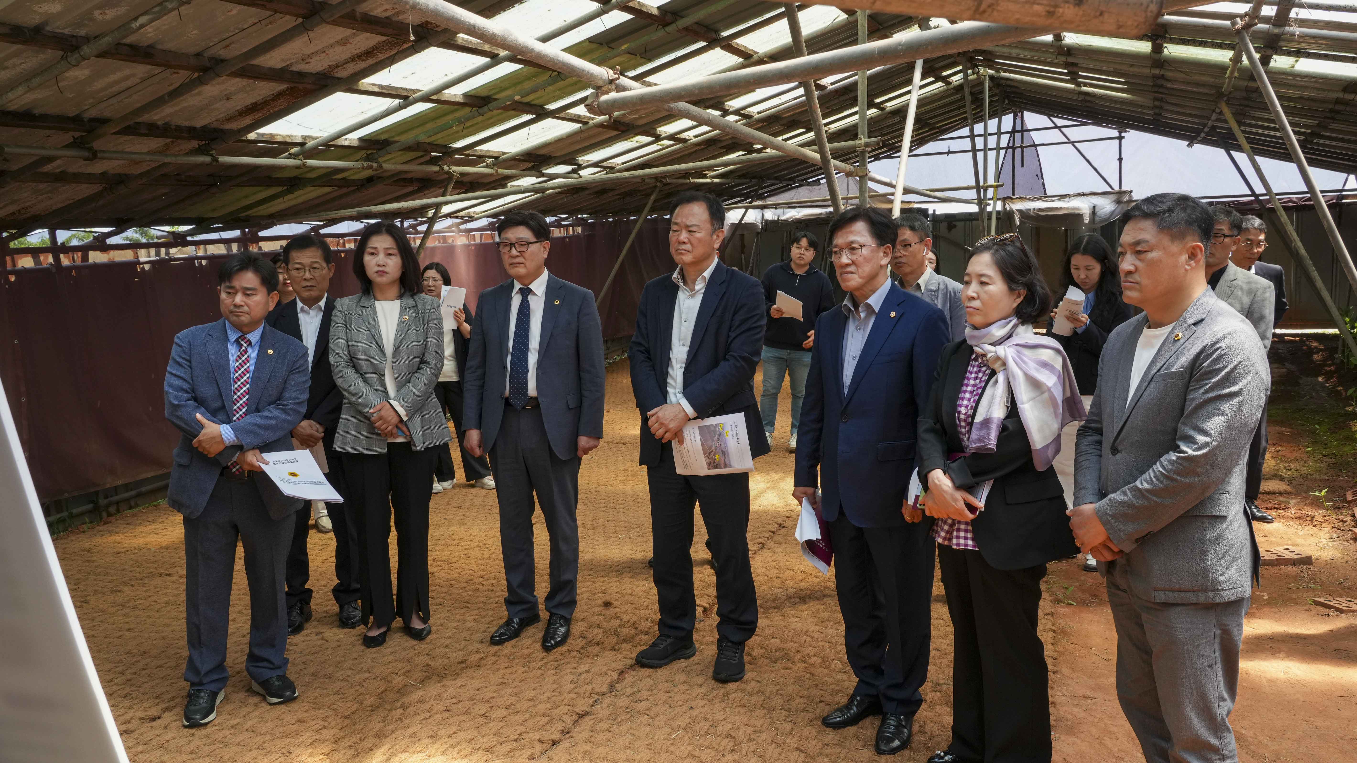 24.05.09. 제409회 도의회 임시회 문화건설안전위원회 현지의정활동(초남이성지) 4