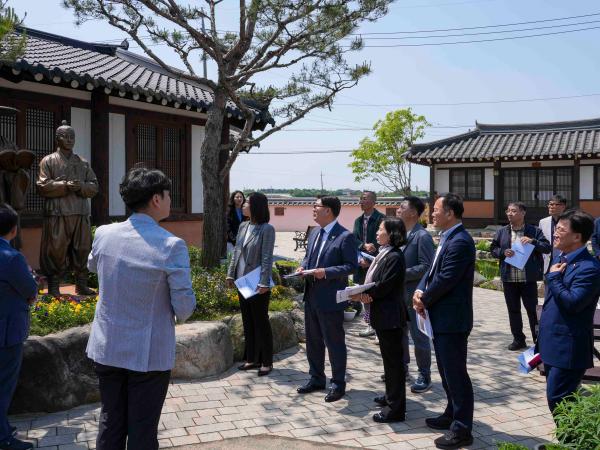 24.05.09. 제409회 도의회 임시회 문화건설안전위원회 현지의정활동(초남이성지) 3