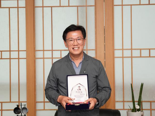 25.09.02. 새롬장애인주간이용센터 믿음상패 수상(이명연 부의장님) 2