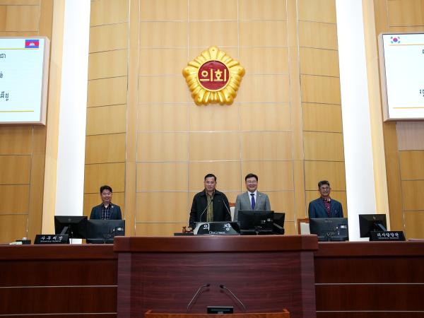 25.05.12. 캄보디아 축구 선수단 전북특별자치도의회 방문기념 2